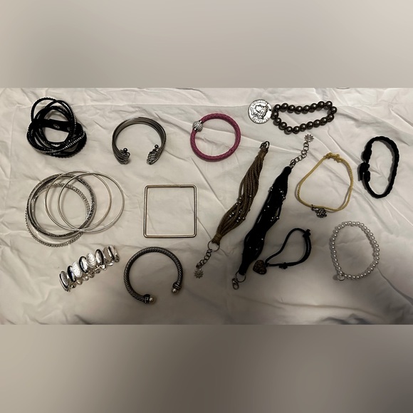 Shoebox full of costume jewelry - Picture 2 of 7